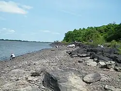 Берег Амура у нижней группы петроглифов