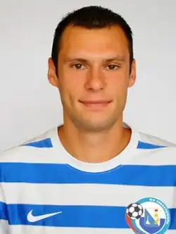 Плешаков в футболке клуба «Севастополь»