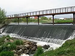 Мост через среднее течение Гурьевки в городе Гурьевск весной 2011 года