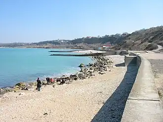 Пляж «Толстый» рядом с микрорайоном, на западном берегу Крыма.