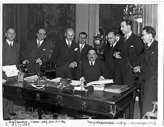 Третий слева Михаил Семёнович Островский