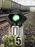 Повторительный предвыходной светофор нечётного направления с 5-го пути  с включённым зелёным сигналом. На дальнем плане с этого же пути жёлтый сигнал на выходном светофоре