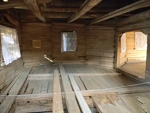 Потолок и пол алтаря в процессе ремонта