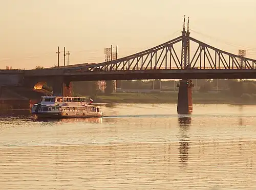 Прогулочный теплоход «Москва» проплывает под Старым мостом в Твери.
