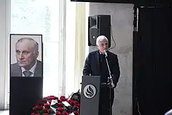 Журналист Леонид Млечин выступает на церемонии прощания с Геннадием Бурбулисом, 23 июня 2022 года.