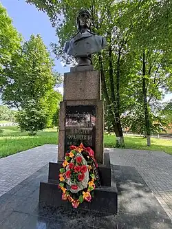 Памятник Гастелло, на площади