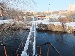 Пешеходный мостик из Первомайского в Ленинский (на другом, правом берегу) район