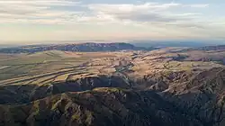 Панорамный вид на среднее течение между горами Шибынды и Текели летом 2019 года