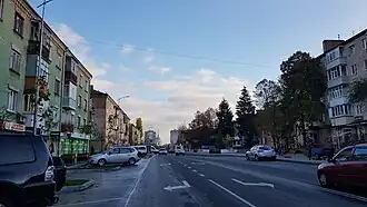 Конец улицы — вид со стороны улицы Ивана Мазепы. На заднем плане колокольня Воскресенской церкви