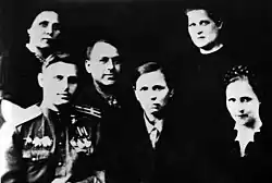 На фото нижний ряд слева-направо: Зайцев Валентин Алексеевич, его брат — Александр Алексеевич, его мама — Домна Даниловна, сестра — Антонина Алексеевна. Верхний ряд слева-направо: сестра — Александра Алексеевна, сестра — Нина Алексеевна.