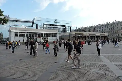 Наземные вестибюли станций метро на фоне Торгового комплекса ПИК