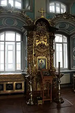 Киот у северной стены главной части верхнего храма. Слева от киота — ковчег с мощами святых угодников