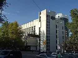 Симферопольский Главпочтамт, ул. Александра Невского 1, (КрымНИИпроект, мастерская арх. А. А. Полегенького, 1982)