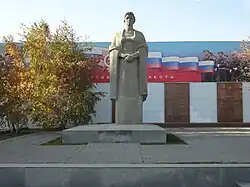 Скульптура Родина-мать на площади Памяти Героев