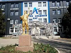 Скульптура лётчика возле входа в главный корпус