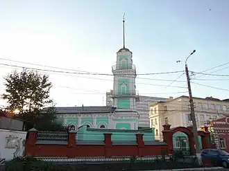 Фасад белой мечети