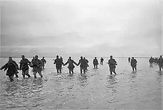 Солдаты 4-го Украинского фронта форсируют Сиваш