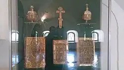 Галерея экспозиции. Престольные Евангелия, кадильницы, Престольный Крест