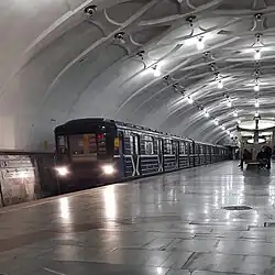 Электропоезд из вагонов 81-717/714 на станции  «Академика Павлова»