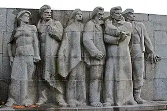 Центральная композиция «Стены коммунаров»