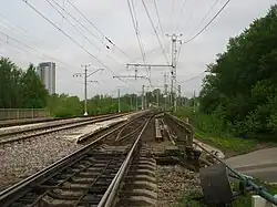 Пути по путепроводу над Ланским шоссе. За путепроводом вправо отходит и начинает уходить вниз нечётный путь на Сестрорецк. Крайний левый путь — чётный из Сестрорецка