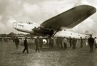 Фото В. Л. Корвина-КербераОпытный ТБ-5 на Центральном аэродроме. Позади слева три опытных истребителя И-5 у ограды ЦКБ-39 ОГПУ. 6 июля 1931 года, показ Сталину