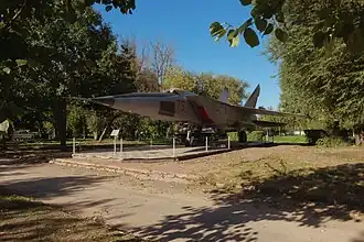 Сверхзвуковой разведчик-бомбардировщик МиГ-25РБ из экспозиции военной техники в парке Победы.