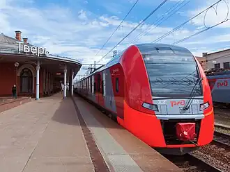 Скоростной электропоезд «Ласточка» на платформе у старого корпуса железнодорожного вокзала.