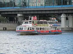 Теплоход «Москва-87» на Москве-реке вблизи Лужнецкого метромоста