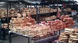 Хлебные ряды на базаре в Оше, Кыргызстан