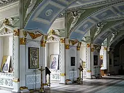 Первый этаж трапезной Знаменского собора. На пилонах размещены иконы