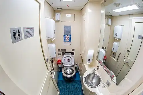 Туалет двухэтажного купейного вагона