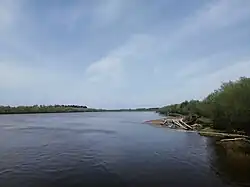 Правый берег реки Тымь в посёлке Ноглики.