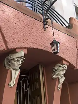 Декоративная решетка и фонарь