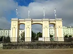 Вид на улицу Лядова через центральный вход в Парк «Крылья Советов»