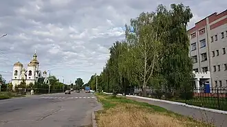 слева Храм Святителя Николая Чудотворца, справа Черниговская областная больница