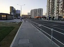 Вид на улицу от метро «Улица Дмитриевского»