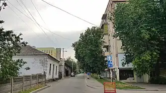 начало улицы, слева 9-этажный корпус городской больницы