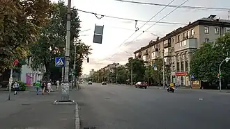 Конец улицы: при примыкании улицы Уинстона Черчилля (бывшей Красноткацкой)