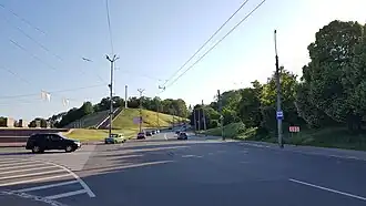 Перекрёсток с Лесковицкой улицей. Слева Болдины горы и Мемориал Славы. На заднем плане колокольня Троицкого собора.