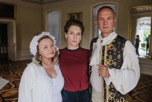 Императрица Екатерина II (Ольга Лебедева) и её возлюбленный князь Григорий Потемкин (С.Великоредчанин) вместе с художником по гриму перед съемками эпизода