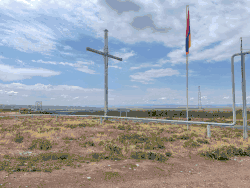 Флаг Армении и крест на Армяно-Турецкой границе, село Анипемза