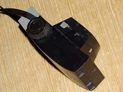 На оправе объектива клавиши спуска затвора, переключения выдержки и диафрагмы.