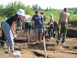 Процесс археологических исследований на Фёдоровском поселении.