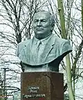 Бюст у здания института им. Хеноха Р.Г.