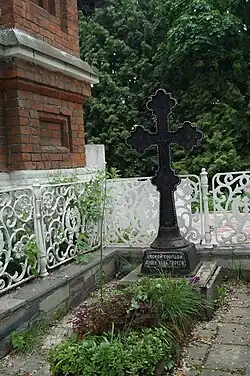 Могила храмостроителя В. Е. Серикова