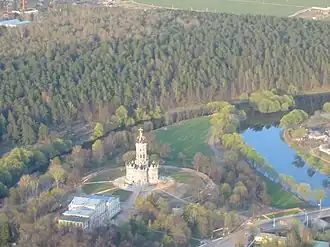 река Пахра (справа) в Дубровицах под Подольском и Церковь Знамения Богородицы  на месте впадения реки Десны в Пахру. 2003 год