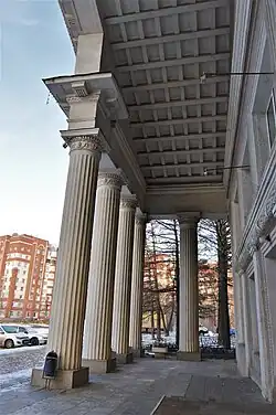 Часть колоннады фасадного портика здания Казанского аэровокзала (ноябрь 2020)