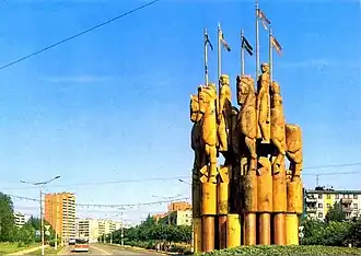 Конная композиция на месте первоначальной установки — в конце Московского проспекта и начале Ядринского шоссе