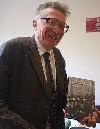 Шелохаев В. В. с подарком — книгой М. А. Бабкина«Конфессиональная политика Временного правительства России» (ИРИ РАН, 18.09.2018)